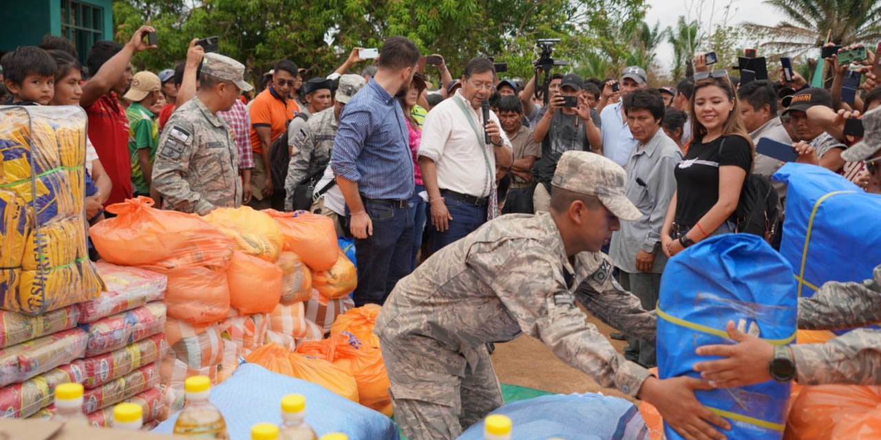 El presidente Luis Arce en la entrega de alimentos a familias afectadas por los incendios. | Foto: Ministerio de Gobierno