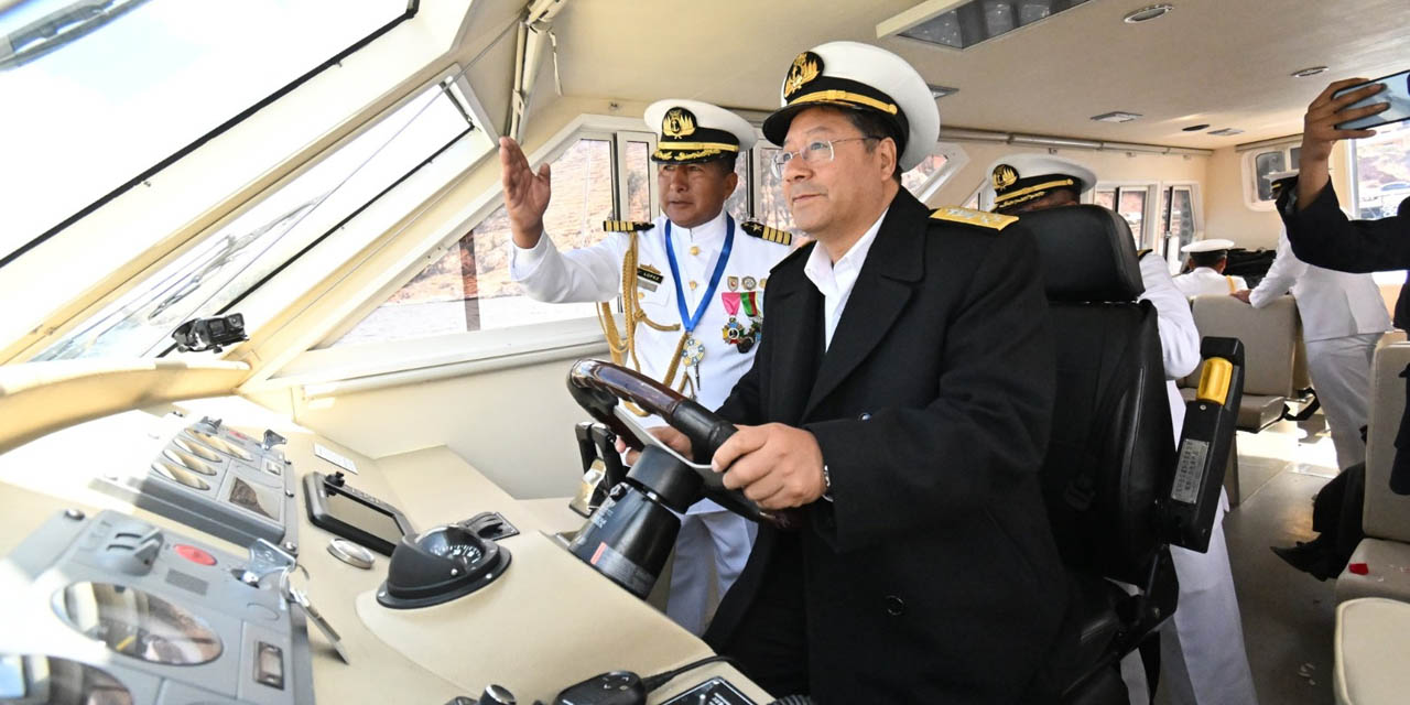 El presidente Luis Arce al frente de un buque de la Armada Boliviana en el lago Titicaca. | Foto: Jorge Mamani