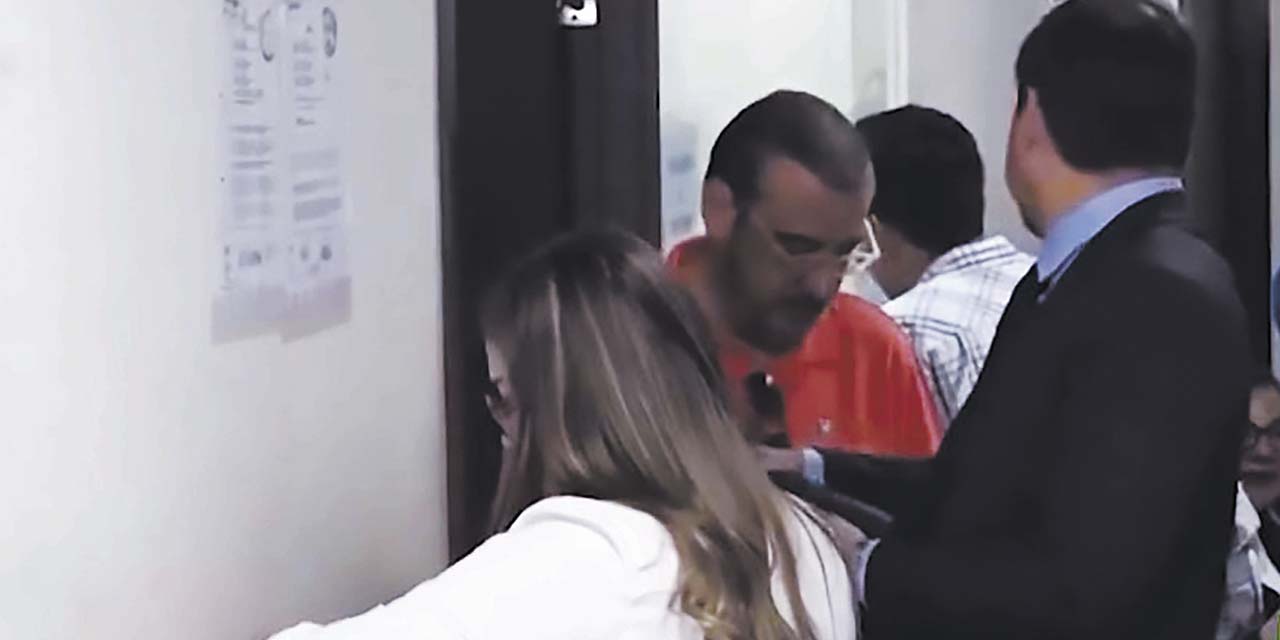 Rómulo Calvo en medio de sus abogados antes de la audiencia. | Foto: Captura/DTV