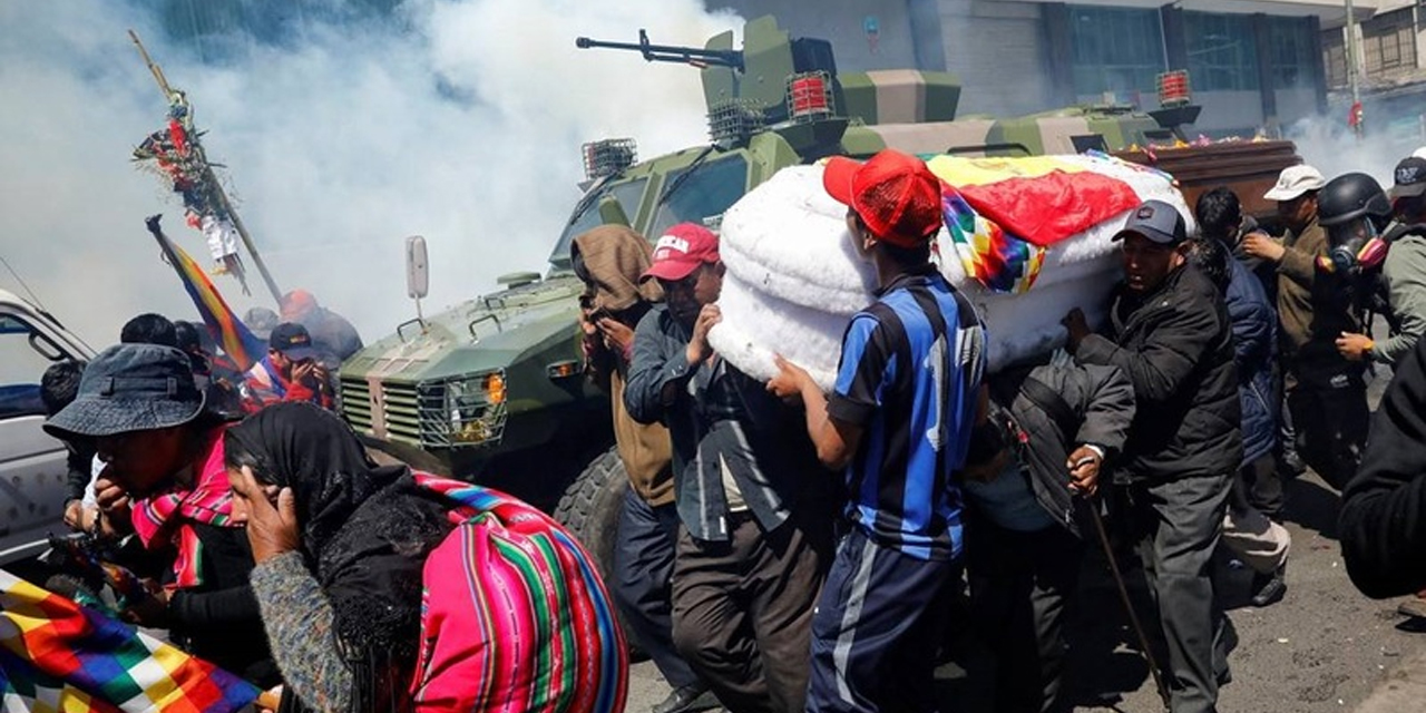 La protesta de vecinos de la ciudad de El Alto con uno de los féretros de los fallecidos en Senkata, en noviembre de 2019. Foto: Archivo