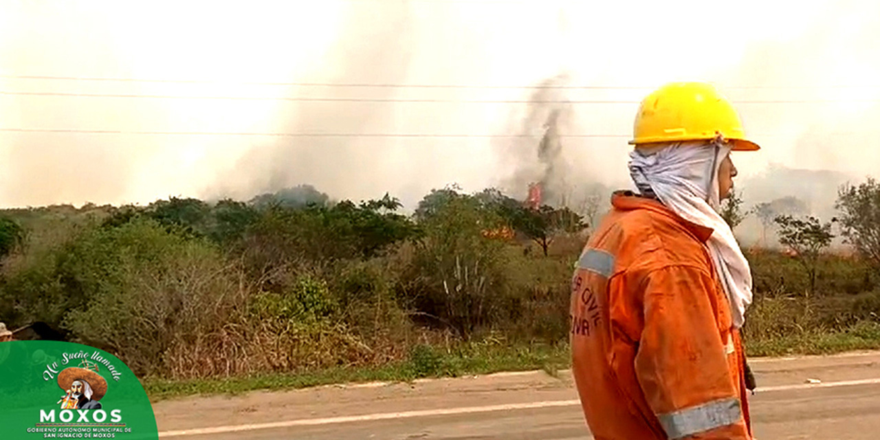 Bomberos luchan contra el fuego en San Ignacio de Moxos. Foto: Gobierno Municipal