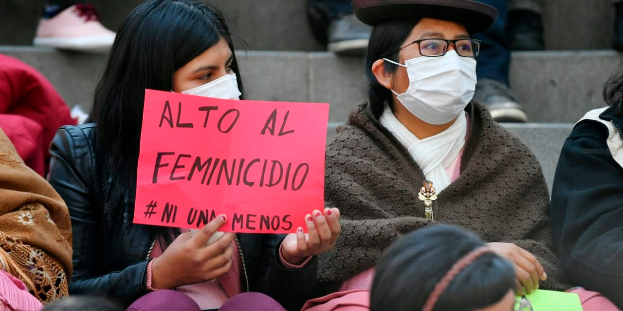 Una mujer en una protesta en demanda de justicia por los casos de feminicidio. Foto: FGE