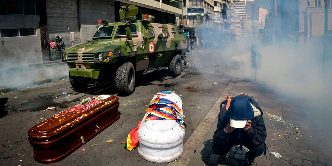 Dos de los féretros de las víctimas de la masacre de Senkata, en las protestas de noviembre de 2019. Foto: Cuenta en X de Iván Lima