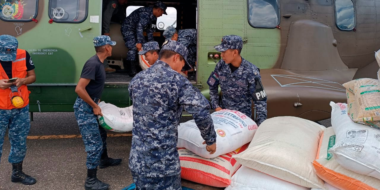 Militares cargan parte de la ayuda humanitaria en el helicóptero Súper Puma. Foto: Facebook Lucho Arce