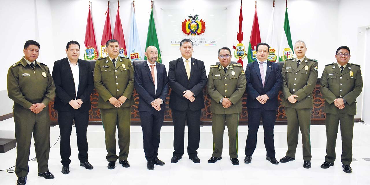 El fiscal general Lanchipa junto a Álvarez y otros representantes. | Foto: Fiscalía