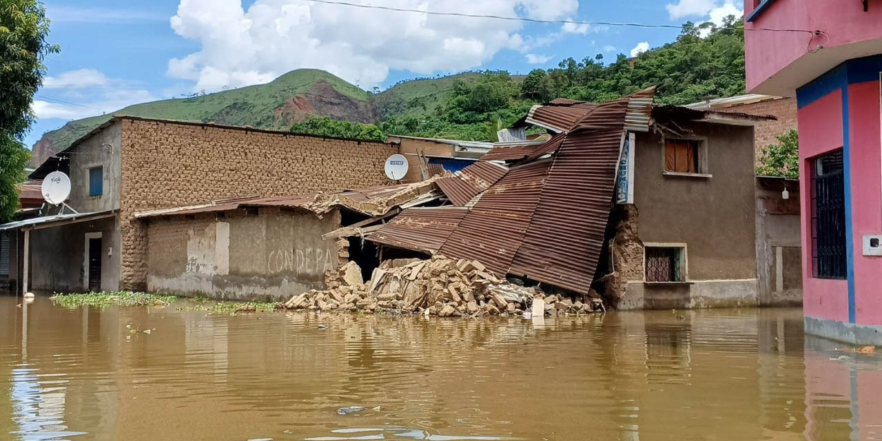 Una vivienda en Tipuani no soportó la fuerza del agua y se desplomó. | Foto: Somos Tipuaneños