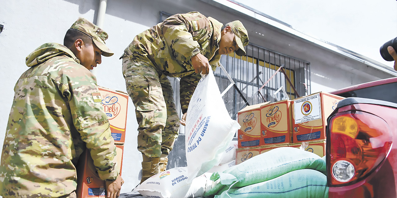 Un militar colabora en la selección de ayuda humanitaria. | Foto: Defensa Civil