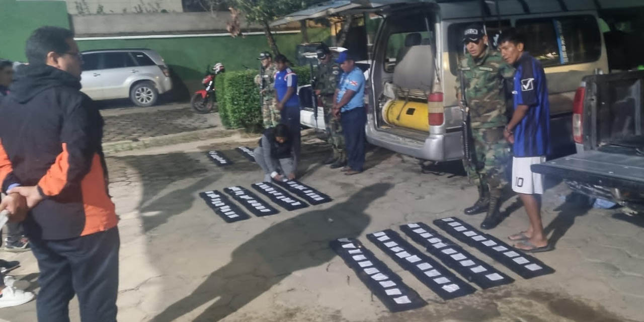 Conductores aprehendidos por el transporte de droga ilegal. | Foto: Ministerio de Gobierno