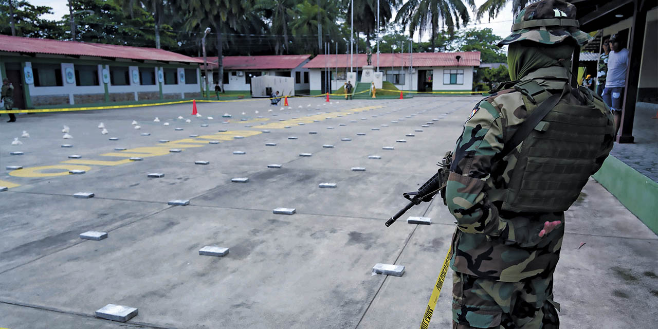 Un efectivo custodia parte de los paquetes decomisados en los operativos antidroga. | Foto: Ministerio de Gobierno 