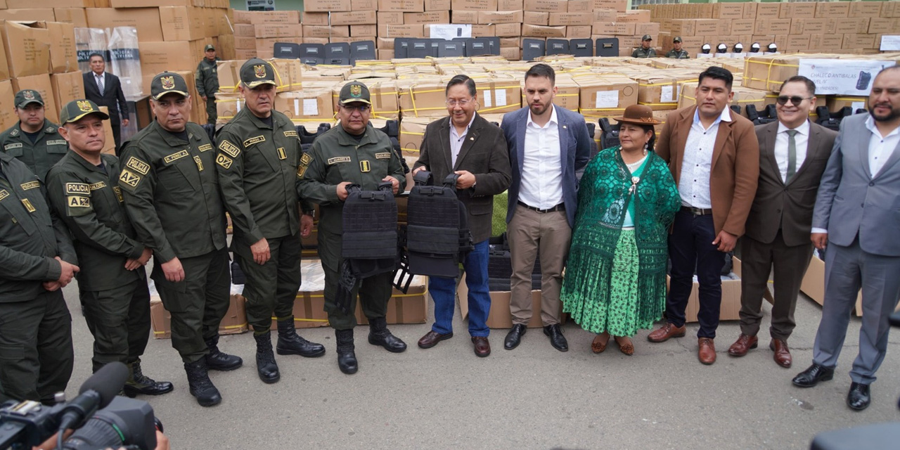 El presidente Luis Arce y el ministro Eduardo Del Castillo entregaron el equipamiento a la Policía en instalaciones de la Anapol, en La Paz. | Foto: Ministerio de Gobierno