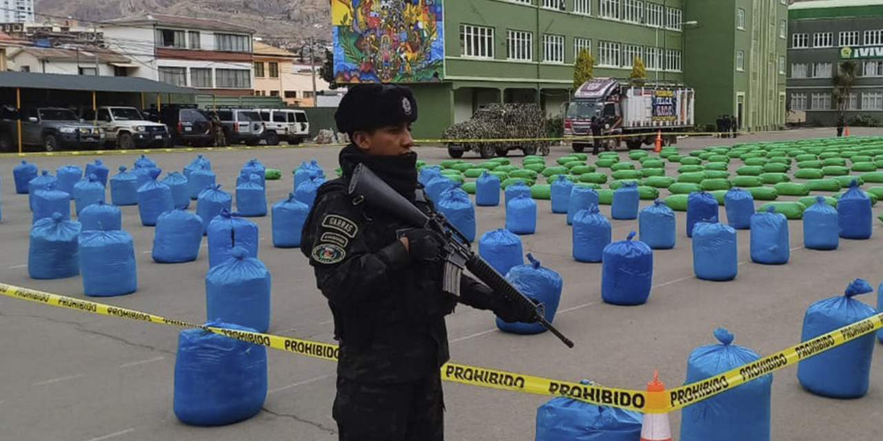 Un efectivo de la FELCN custodia la coca incautada. 