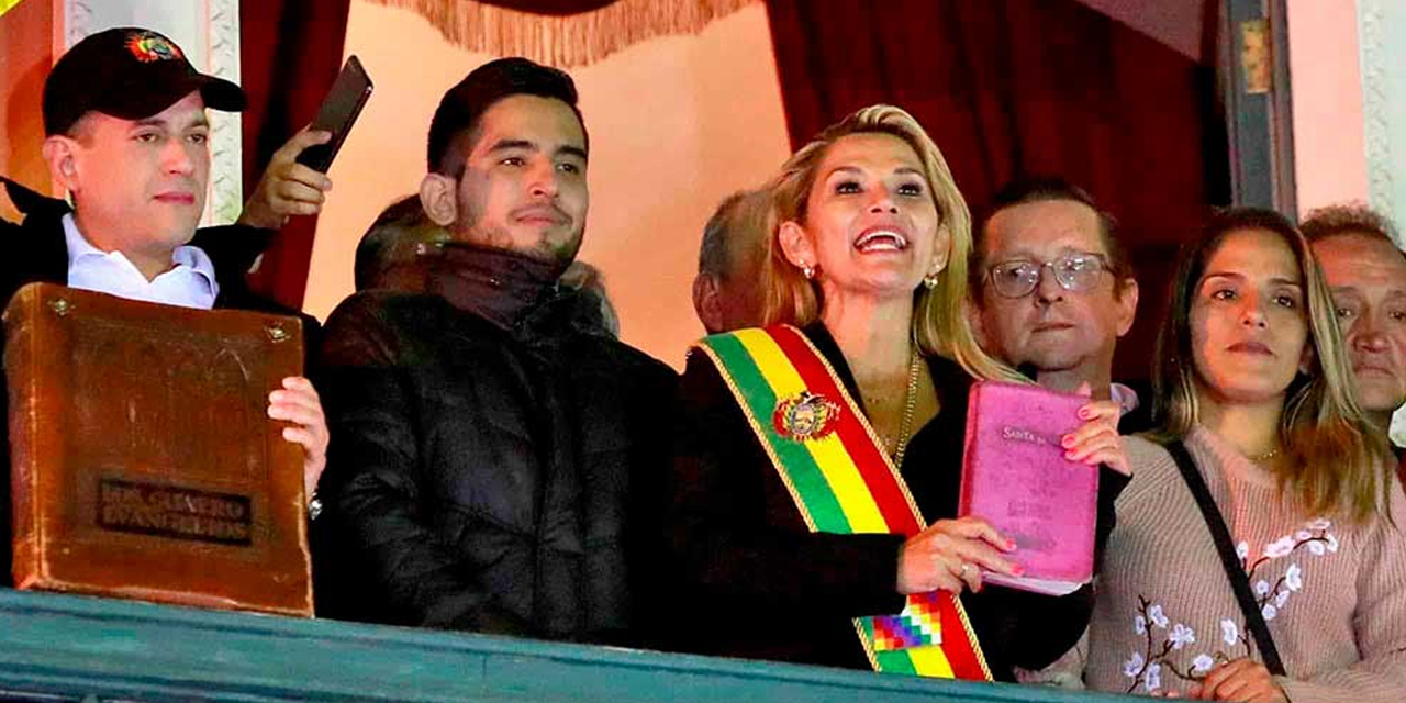 Luis Fernando Camacho sostiene la biblia al igual que Jeanine Añez, el 12 de noviembre de 2019. Foto: Erbol