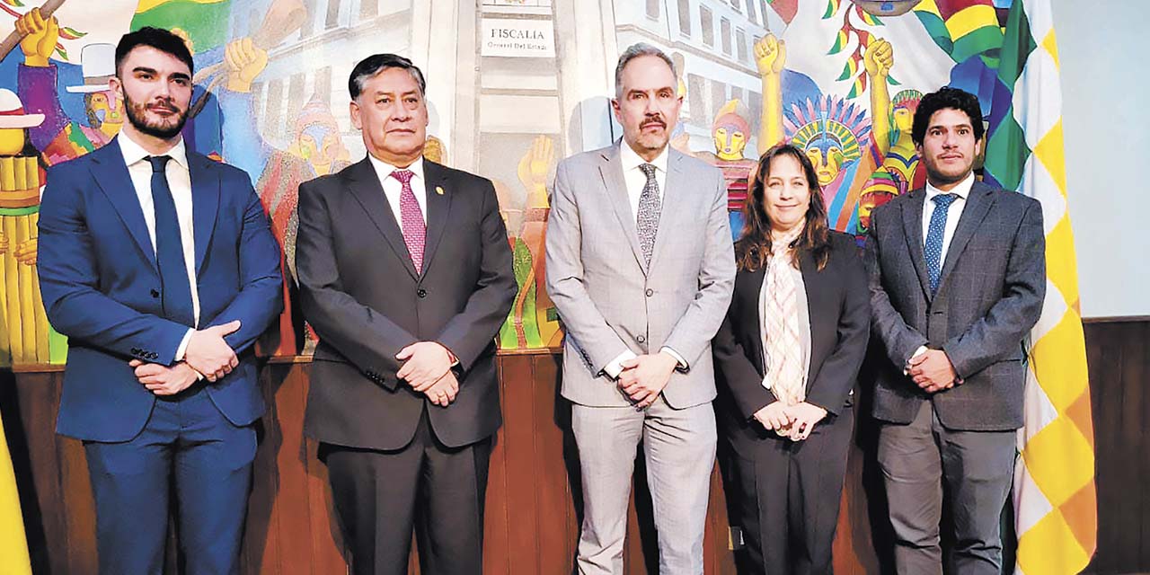 Juan Lanchipa (izq.) con José Luis Caballero y miembros de la delegación. | Foto: Ministerio Público