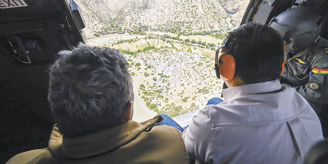 El Primer Mandatario sobrevoló la zona afectada en Cotagaita por una riada. Se estima que el 100% de los cultivos terminaron dañados. | Foto: Comunicación Presidencial