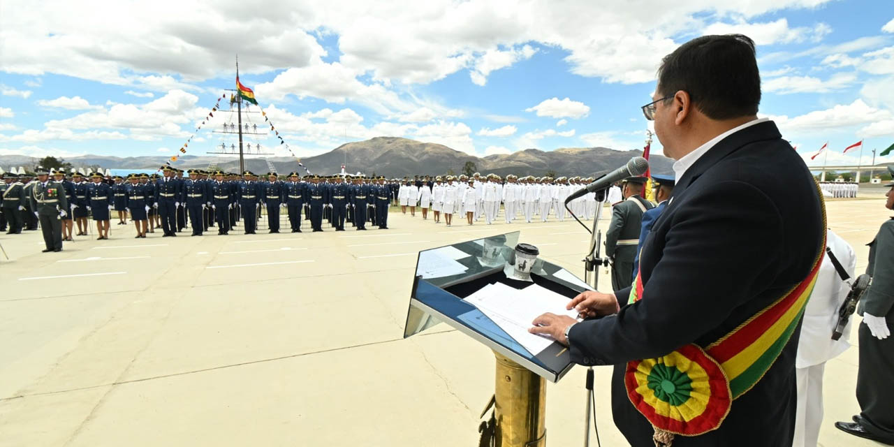 El Jefe de Estado, durante su discurso en el acto de graduación de subtenientes y alféreces, en Carcaje, Cochabamba. | Foto: Comunicación Presidencial