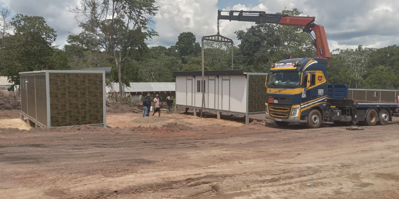 La instalación de un base móvil para la lucha contra el narcotráfico en el Parque Noel Kempff Mercado, en el departamento de Santa Cruz, est ser concluida. | Foto: Ministerio de Gobierno