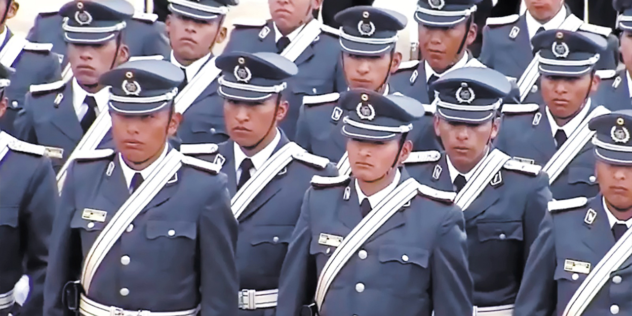 Acto de egreso de los Institutos de Formación Militar de las Fuerzas Armadas. Foto: Bolivia Tv