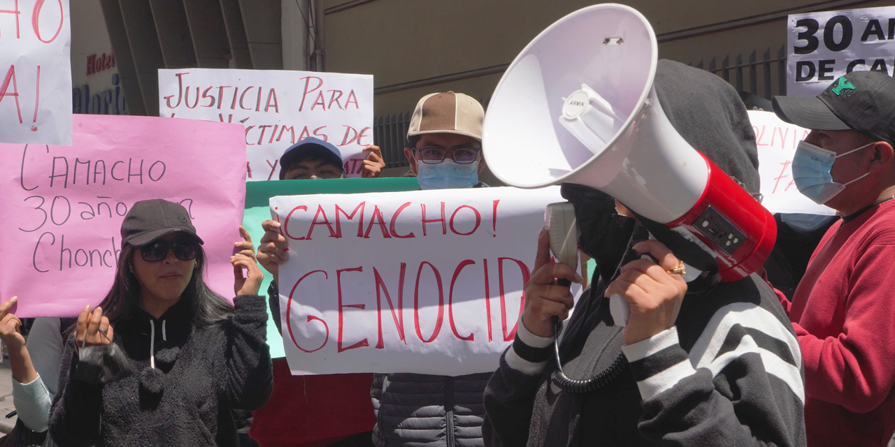 Autoconvocados y familiares de las víctimas de 2019 exigen 30 años de cárcel para Camacho. Foto: Jorge Mamani