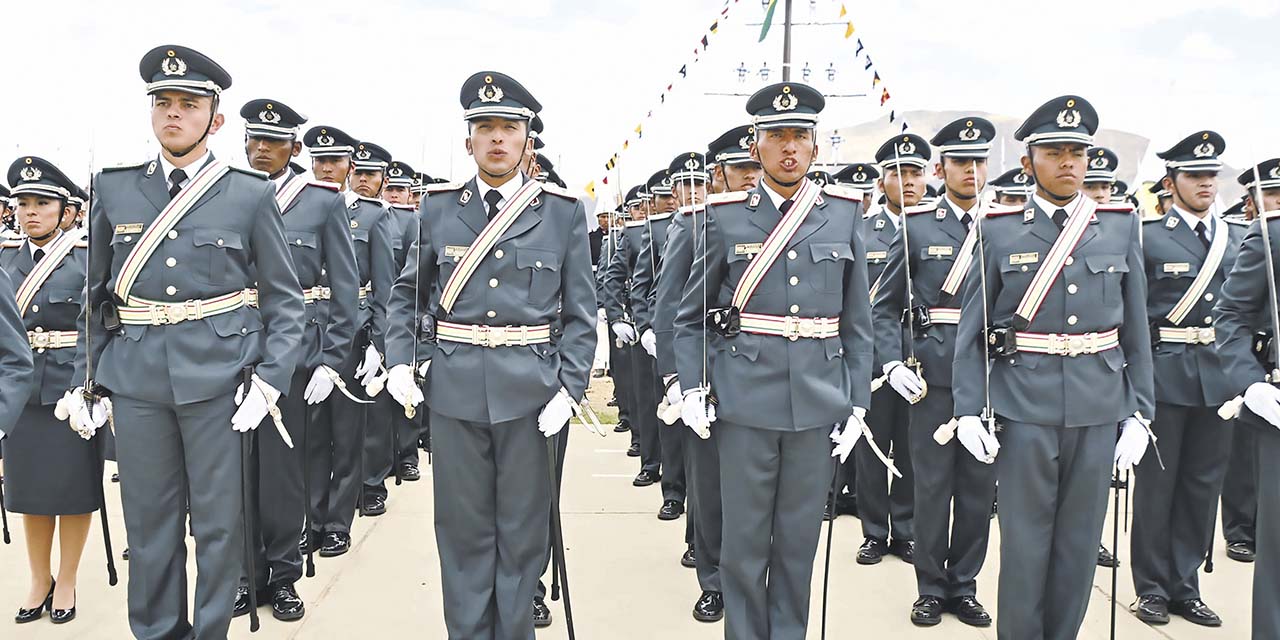 Graduación de cadetes y alféreces en el acto organizado el sábado, en Cochabamba. | Foto: Presidencia