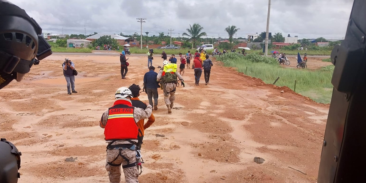 Rescatistas trasladan a las personas para un control sanitario. Foto:  Ministerio de Defensa