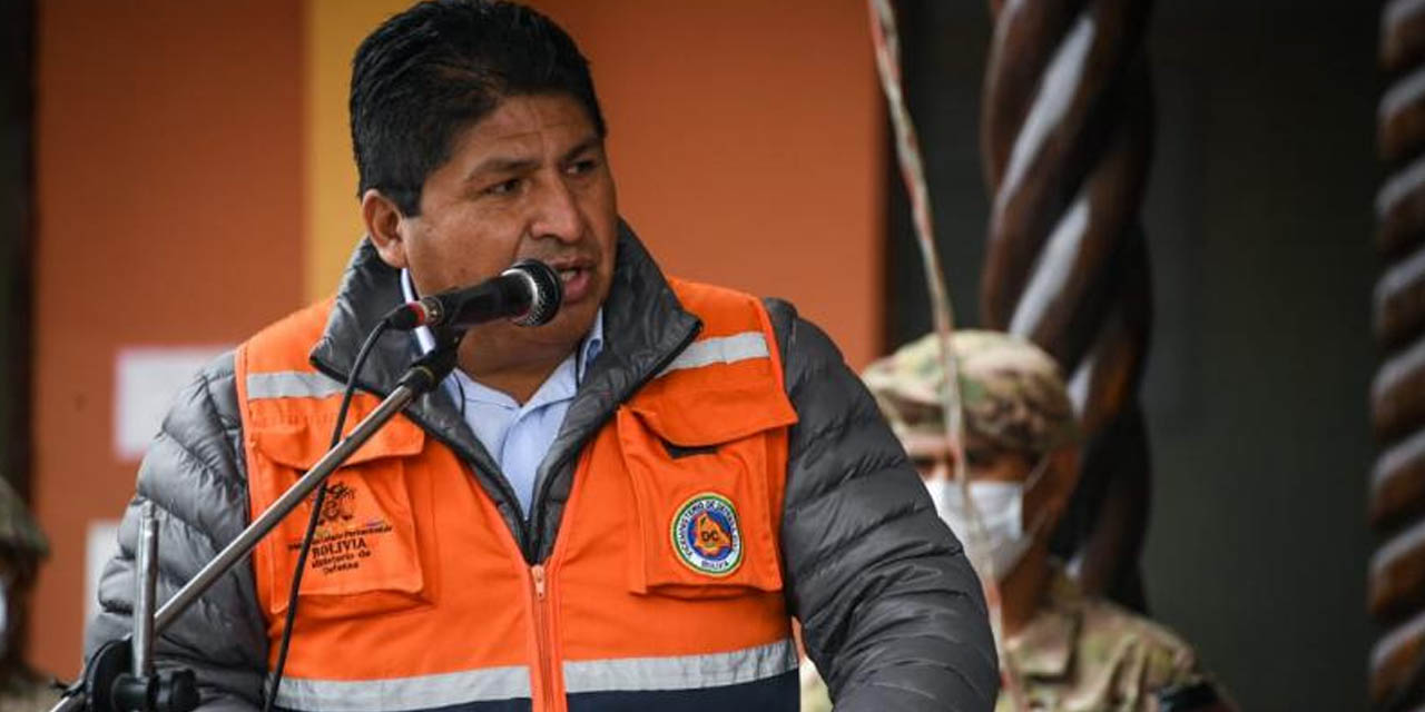 El viceministro de Defensa Civil, Juan Carlos Calvimontes, durante un acto de entrega de ayuda humanitaria. | Foto: Defensa Civil