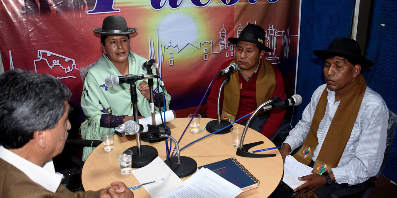 Los dirigentes Trujillo y Mollo, de la CSUTCB, en el programa ‘Dialogando con el pueblo’. Foto:  RPO’S Bolivia