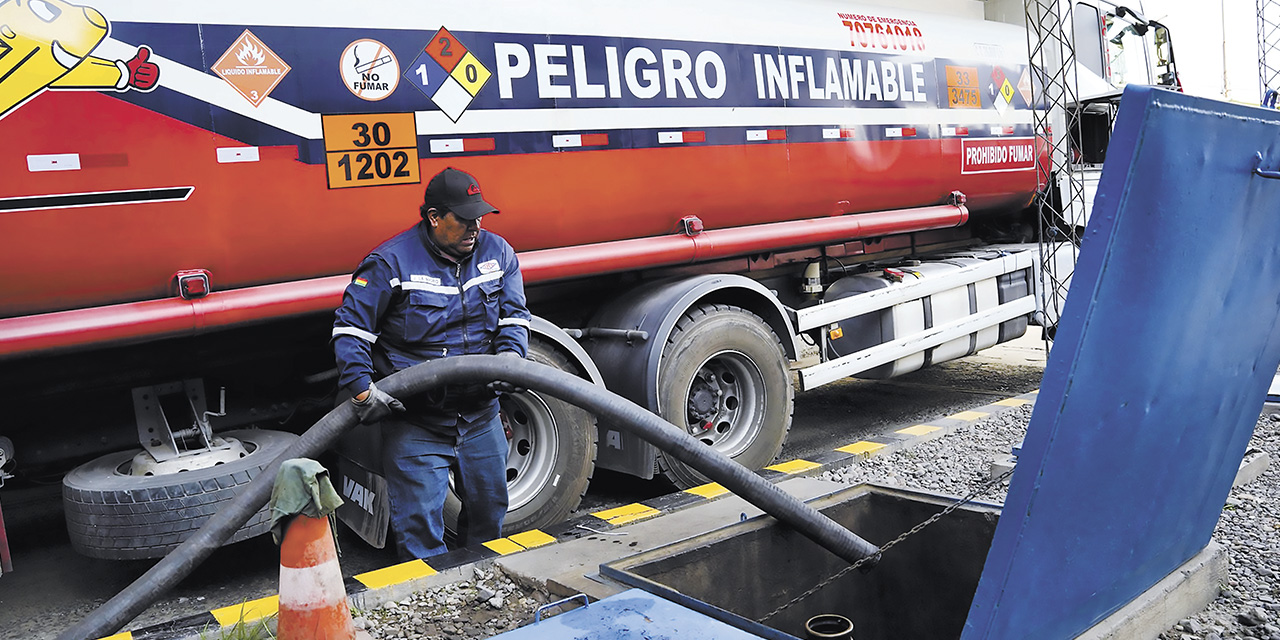 Descarga de combustible en una estación de servicio de La Paz. | Foto: YPFB