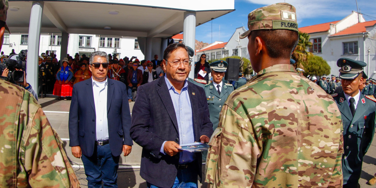 Presidente entrega becas a soldados y marineros para que estudien en institutos de formación militar