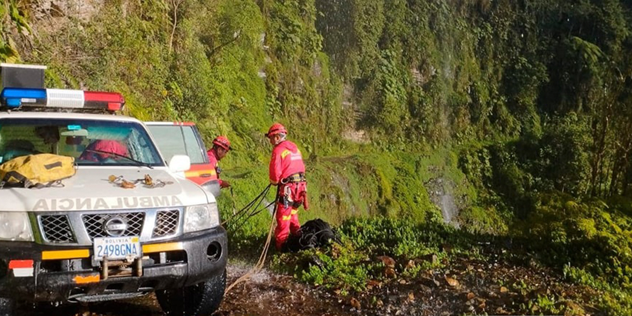 Efectivos de Bomberos durante una labor de rescate en los Yungas. Foto: Unidad de Bomberos