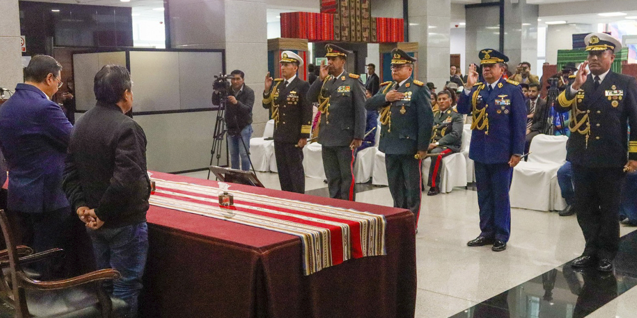 El presidente Luis Arce posesionó, en la Casa Grande del Pueblo, al nuevo Alto Mando Militar