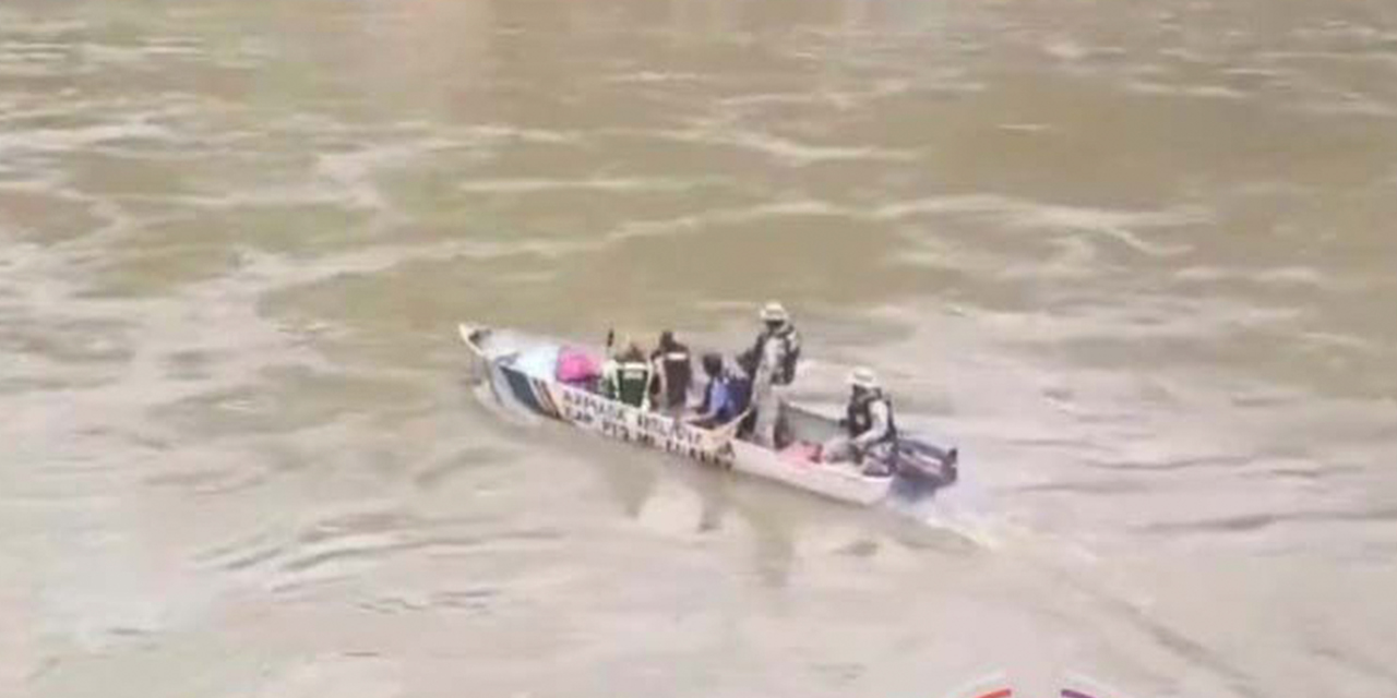 La Armada habilitó un deslizador para el transbordo de personas. Foto:  Bolivia Tv