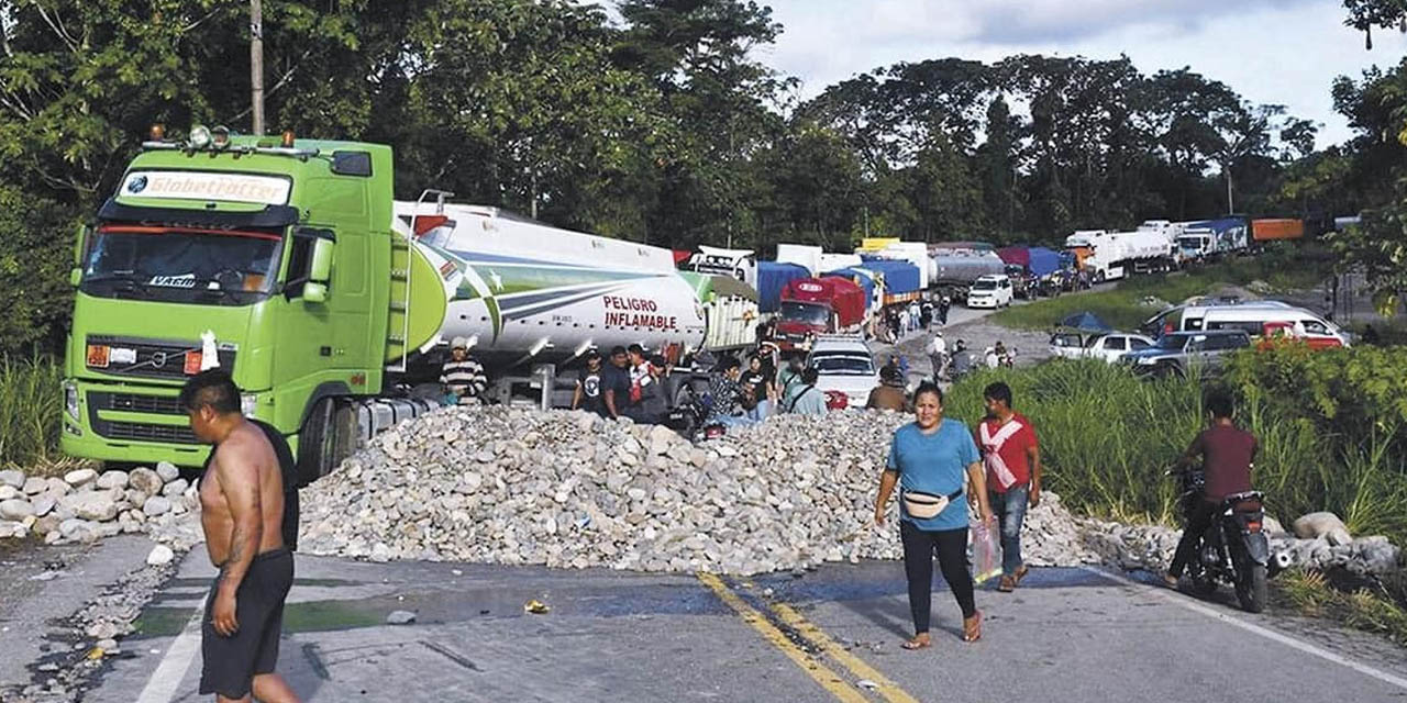 Un punto de bloqueo en el trópico. | Foto: Oruro Post