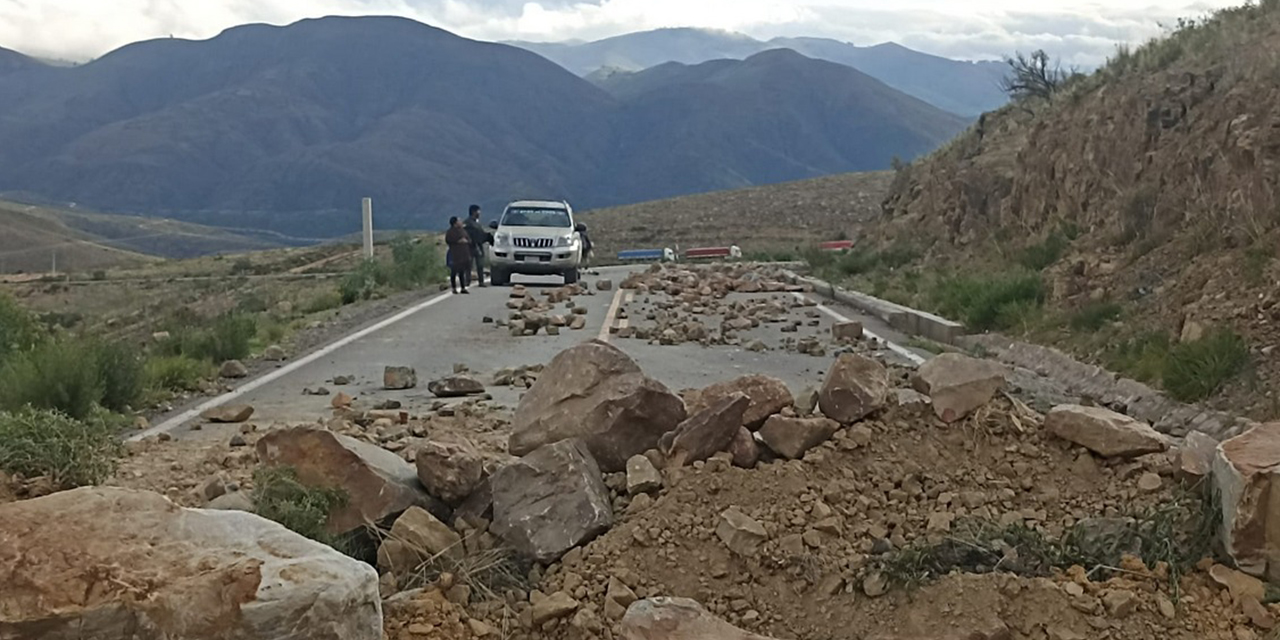 Una persona es aprehendida por portar dinamita y ocho policías fueron heridos