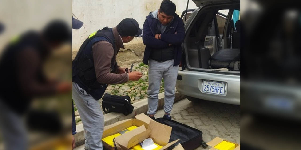 Un efectivo de la FELCN  junto al conductor del vehículo donde iba la droga. | Foto: FELCN