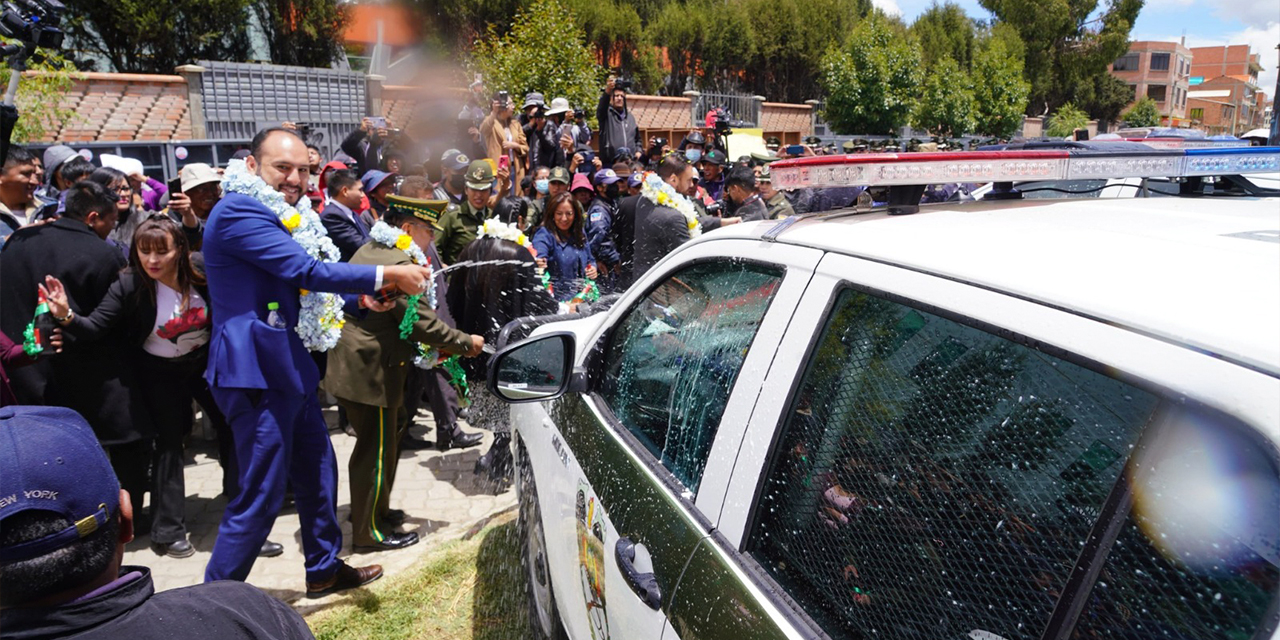 La tradicional ch’alla de una camioneta entregada a la Policía. Foto: Ministerio de gobierno