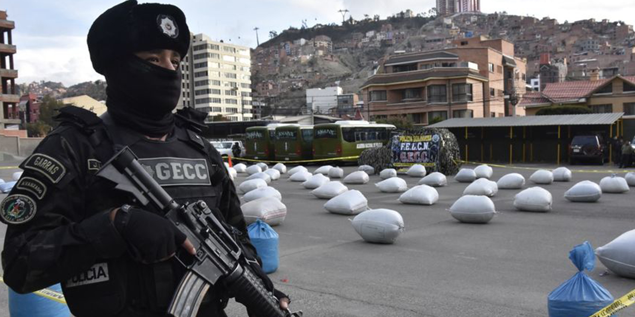 Un uniformado custodia la coca de procedencia peruana incautada.