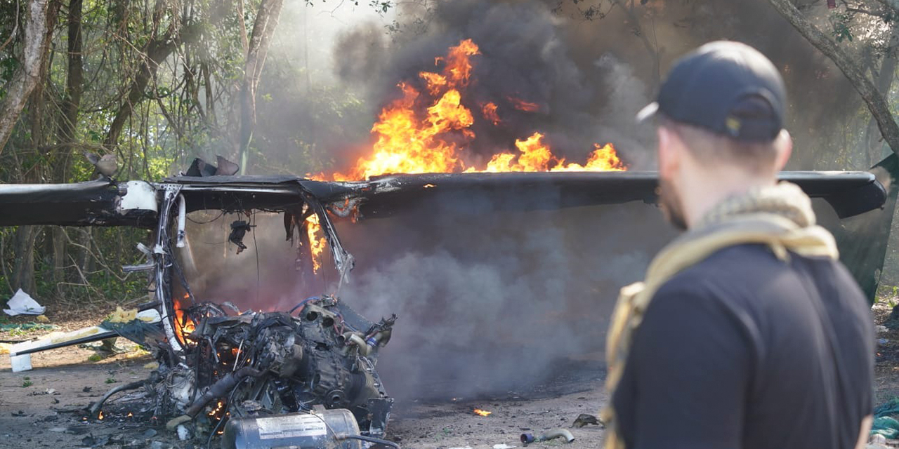 El ministro de Gobierno, Eduardo Del Castillo, durante un operativo antidroga donde una avioneta es incinerada. Foto:  Ministerio de Gobierno