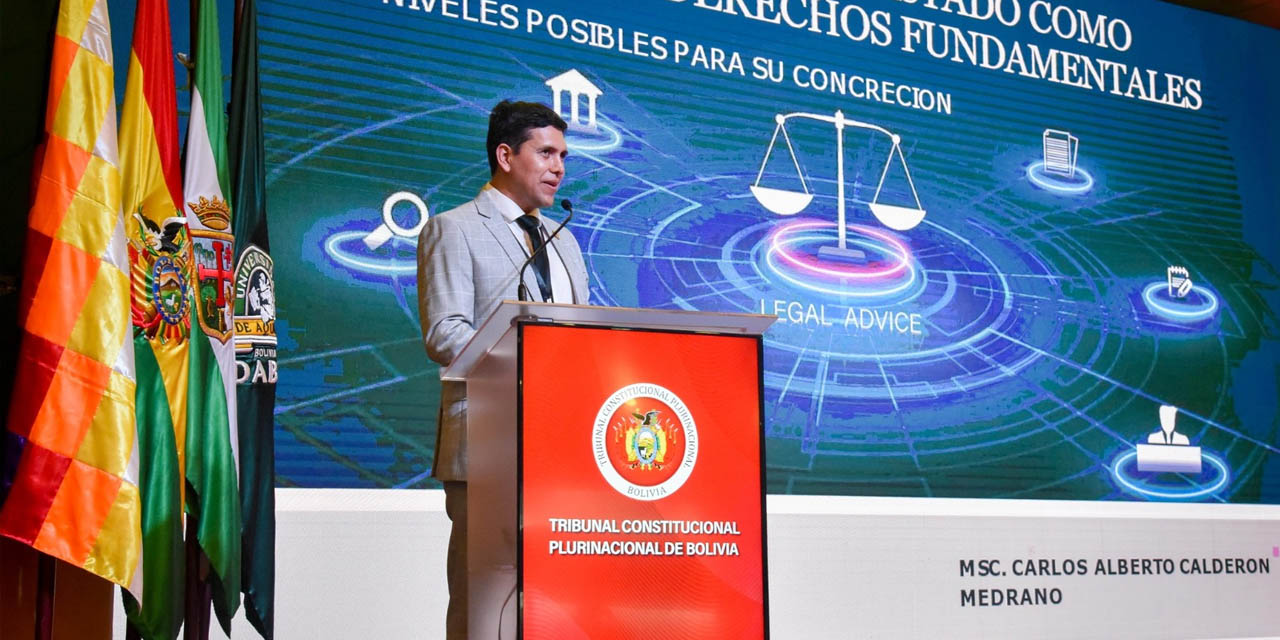 El magistrado Carlos Alberto Calderón durante un acto organizado por el Tribunal Constitucional Plurinacional. | Foto: TCP