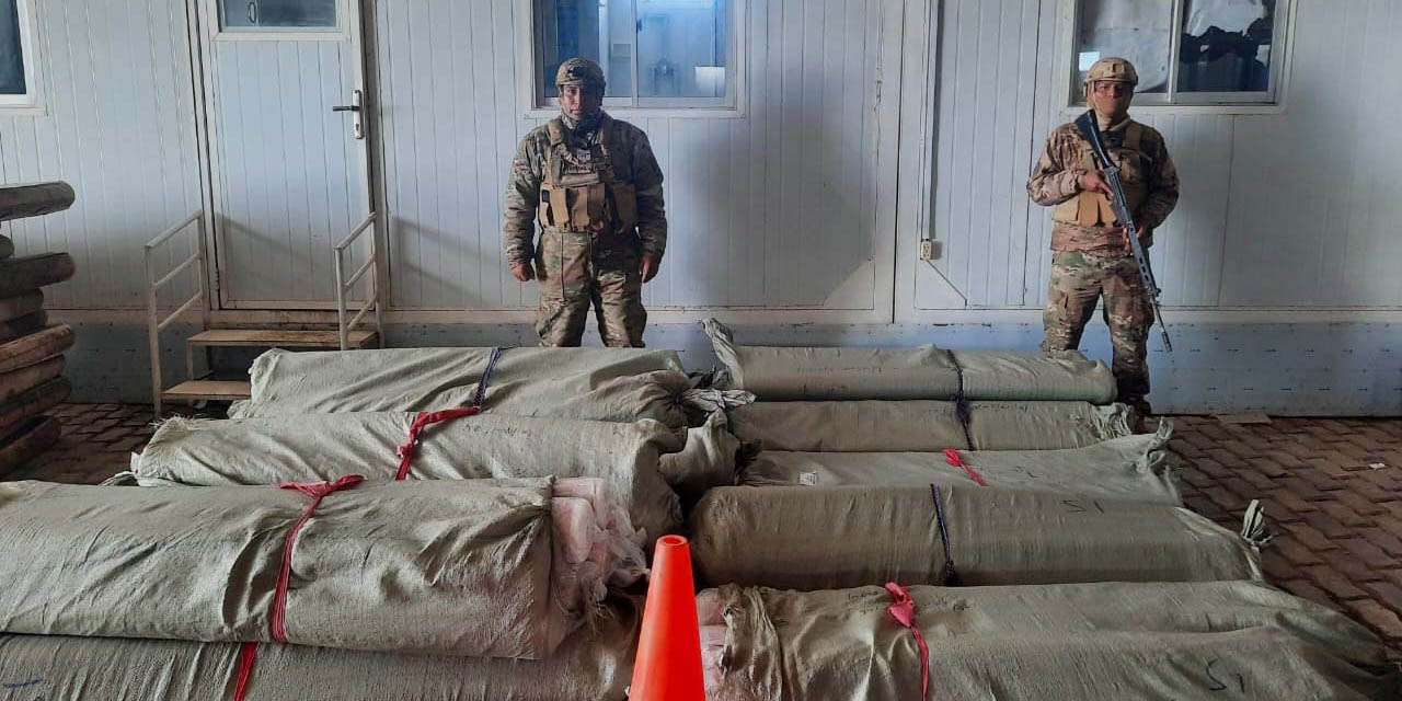 Militares custodian material incautado en operativos. | Foto: Vicem. de Lucha contra el Contrabando