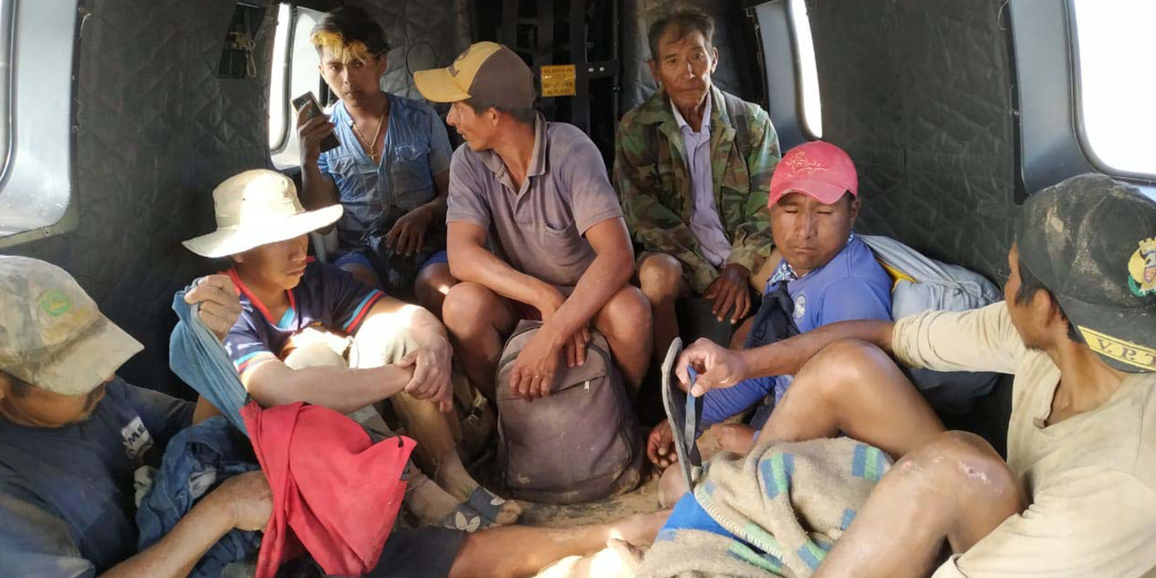 Parte del grupo de los rescatados en un helicóptero de la FAB. Foto: FAB