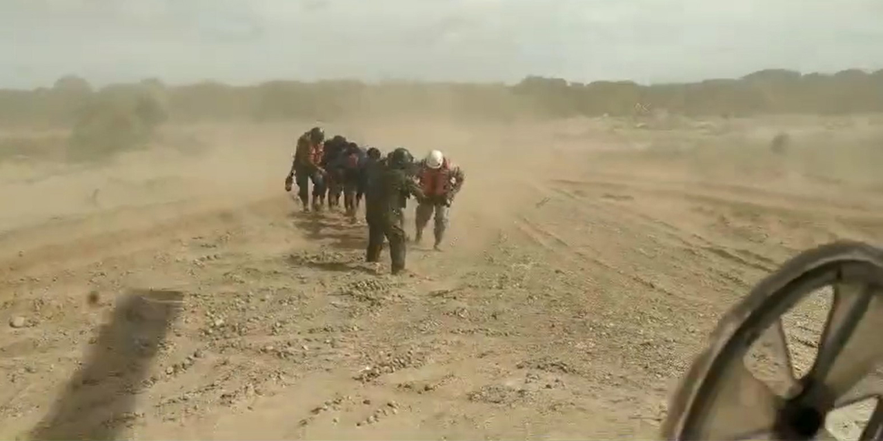 Gobierno moviliza Súper Puma y logra rescate de 23 personas atrapadas por la crecida del río Piraí