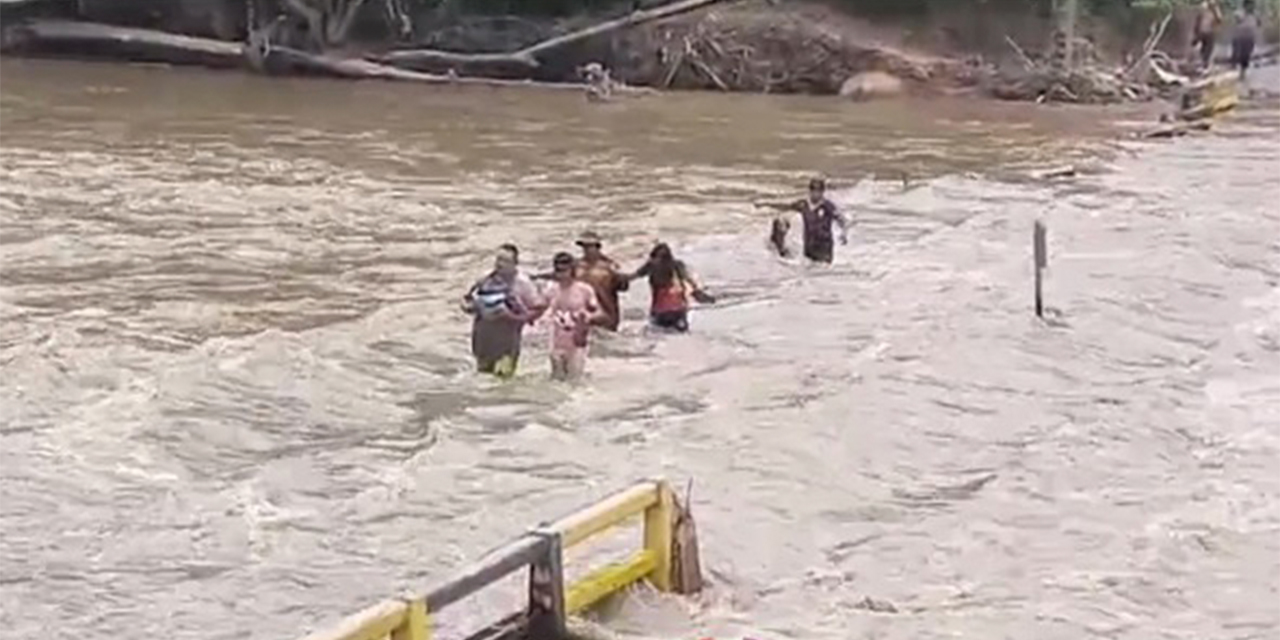 Pobladores de Tipuani atraviesan el río Cangallí. Foto: Bolivia tv