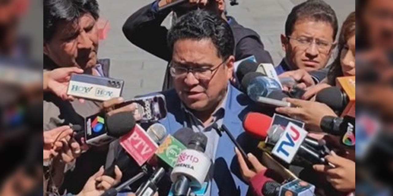 El procurador César Siles en declaraciones a la prensa sobre el proceso de las elecciones judiciales en Bolivia. | Foto: Bolivia Tv