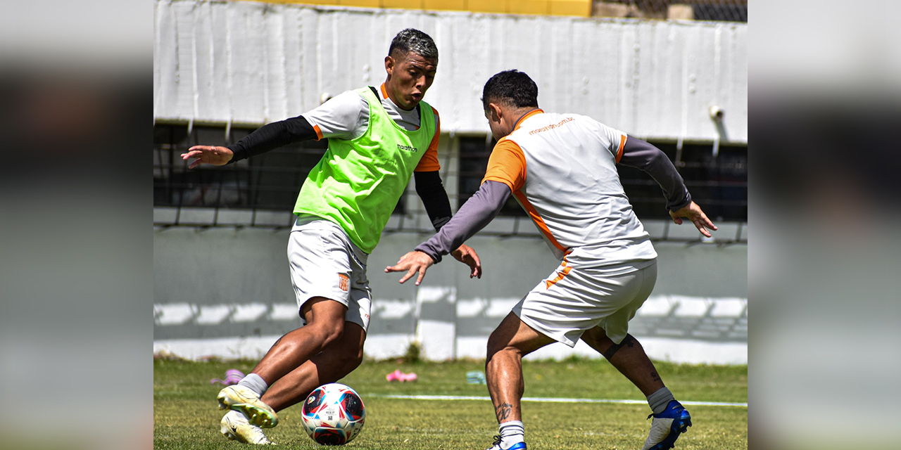 Una escena de la práctica de fútbol que cumplió ayer el Tigre en Achumani. Foto: The Strongest