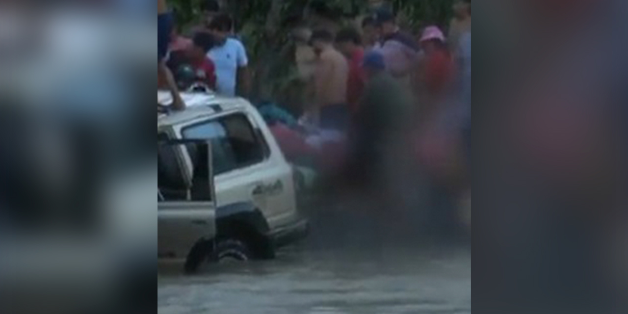 Rescate con ayuda de la población. Foto: 0RRSS