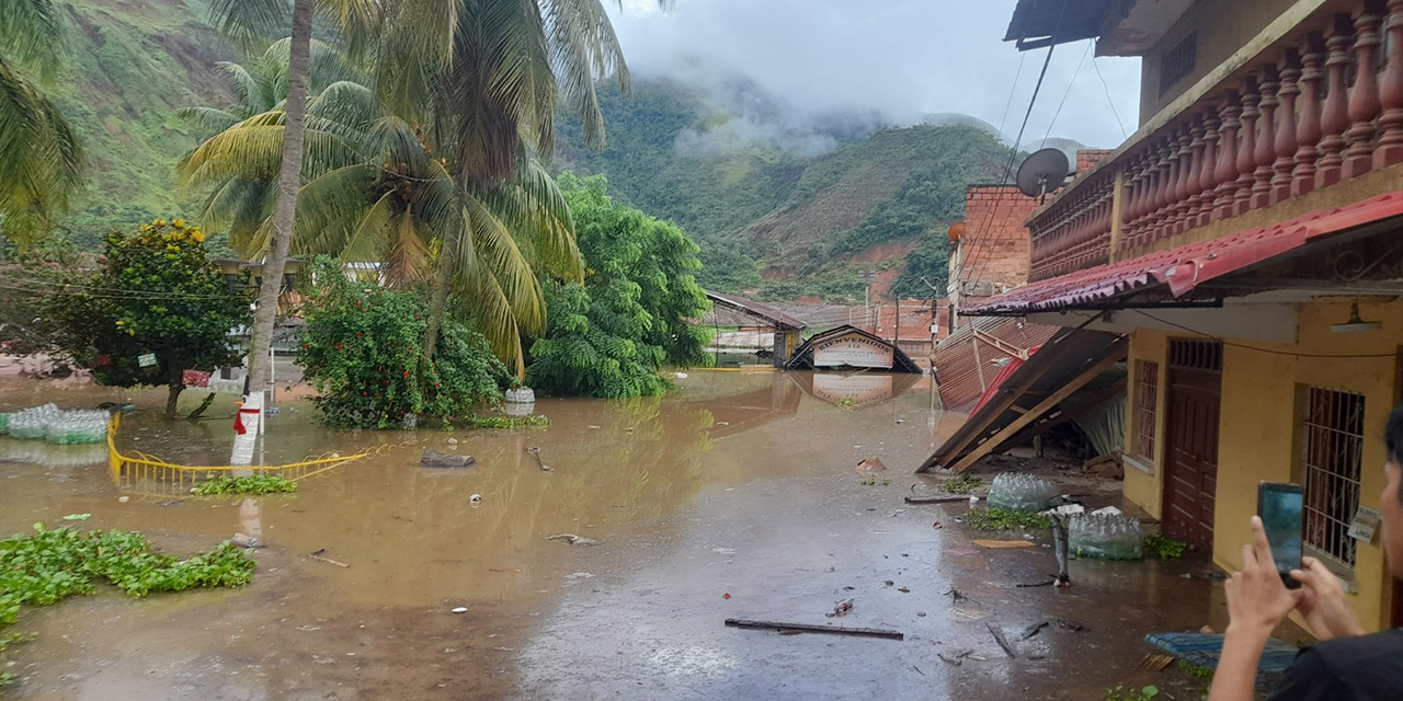 La plaza principal de Tipuani quedó inundada. Foto: Róger Salas