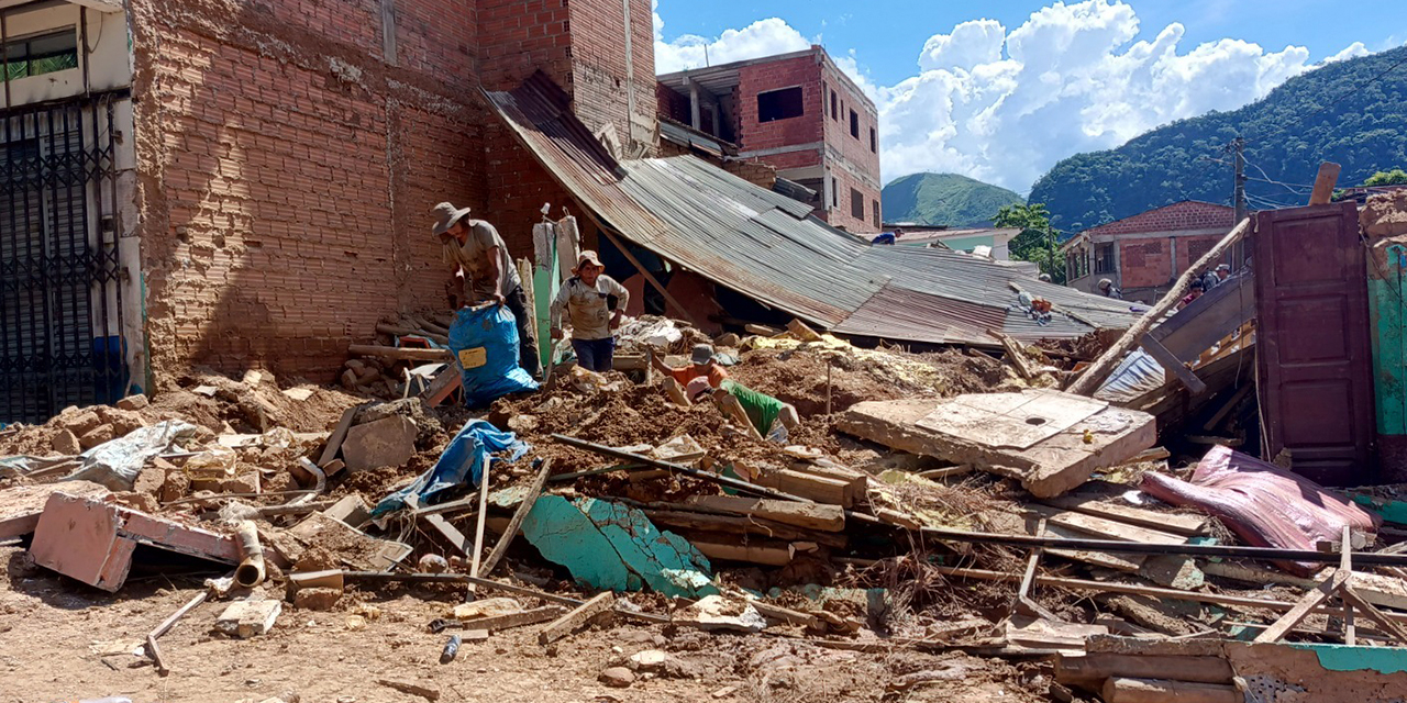 Tragedia en el municipio de Tipuani. Varias casas colapsaron ante la fuerza del agua. Foto: APG