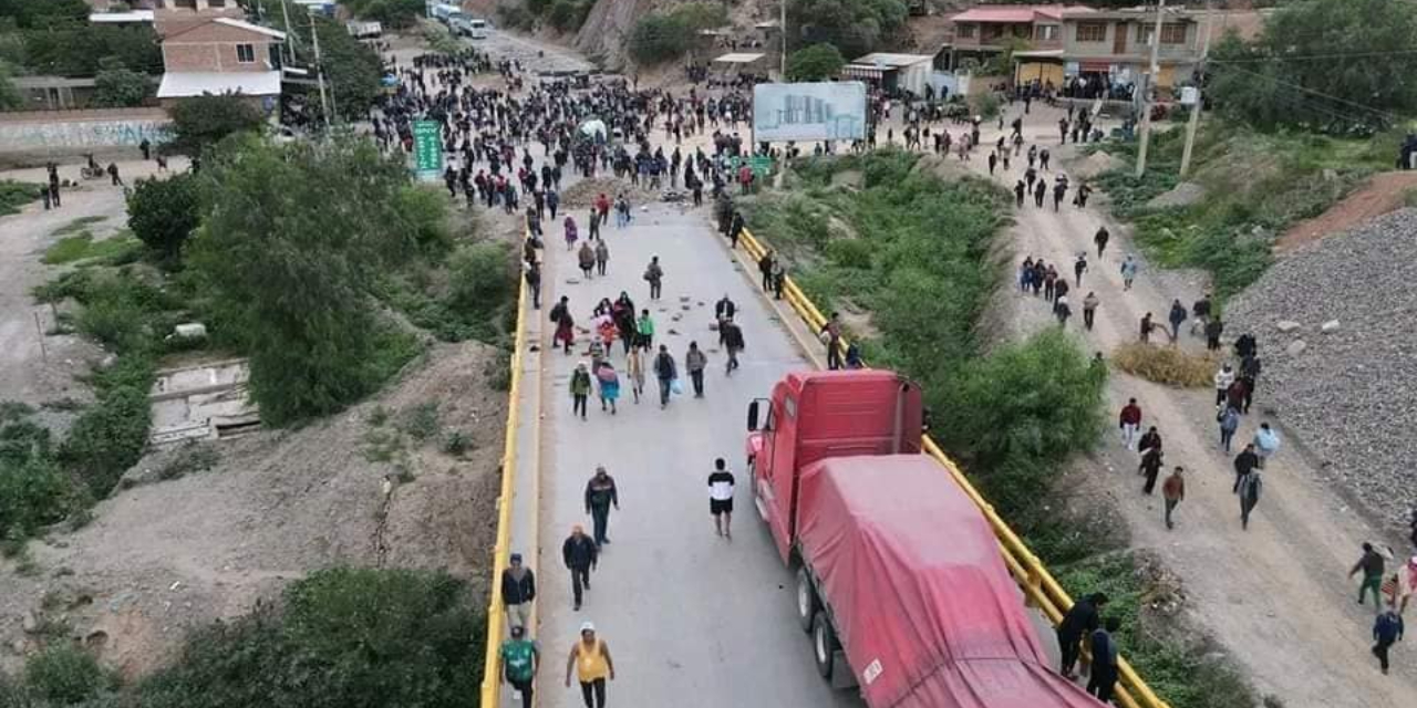 Hay 25 puntos de bloqueo, la mayoría en Cochabamba y con acarreo de pobladores bajo amenazas