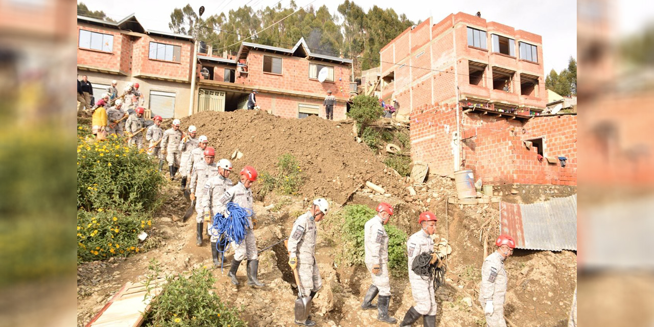 Armada Boliviana moviliza equipo de rescate en los deslizamientos de Achocalla y Jinchupalla