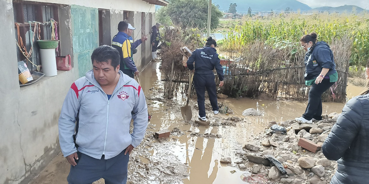 Evaluación de daños por parte del personal del municipio de Arani y otras entidades